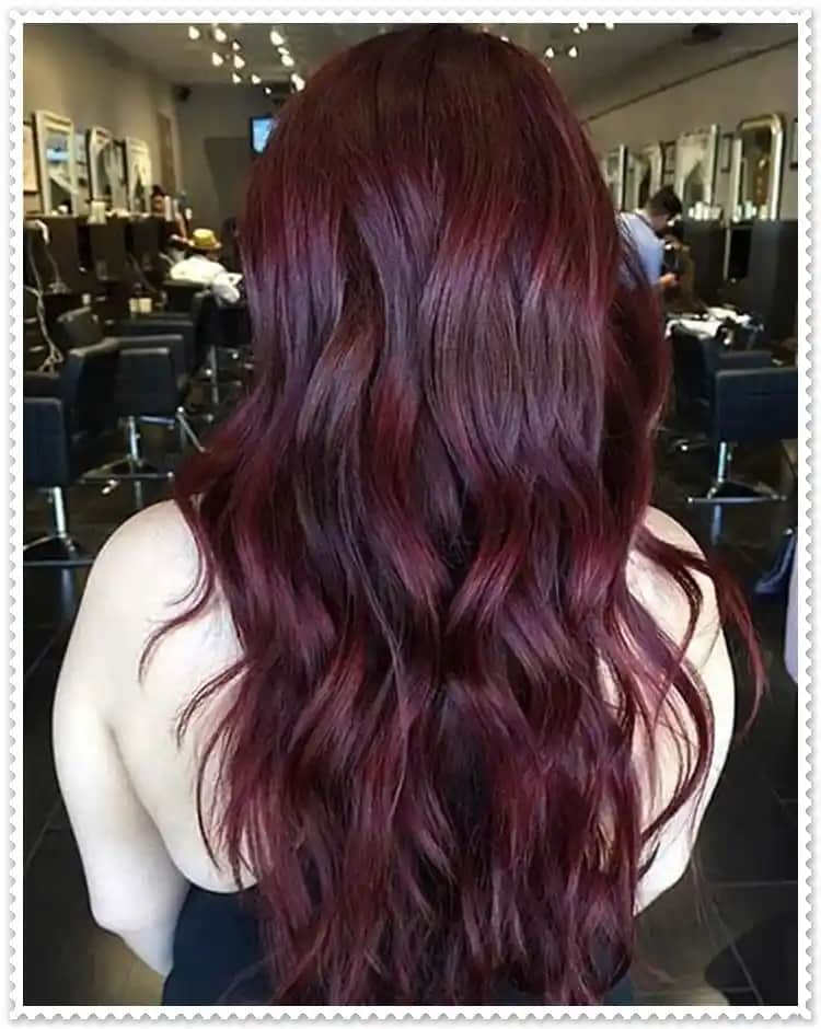 Koyu Kızıl Saç Rengi: Trendler, Bakım ve Uygulama İpuçlarıyla Şık Görünüm