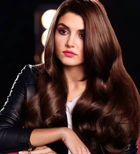 Koyu Küllü Kestane Saç Rengi: Doğal ve Şık Görünüm İçin En İyi Seçenekler