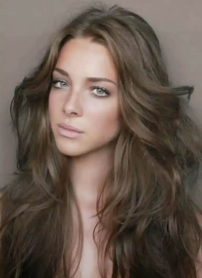 Koyu Küllü Kumral Saç Rengi: Doğal ve Şık Görünüm İçin En İyi Seçenekler