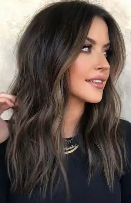 Koyu Küllü Kumral Saç Rengi: Doğal ve Trend Bir Görünüm İçin Bilmeniz Gerekenler