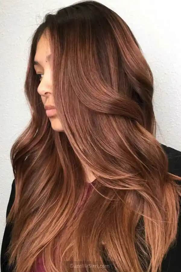 Koyu Kumral Kahve Saç Rengi: Özellikleri, Bakım ve Stil Tavsiyeleri
