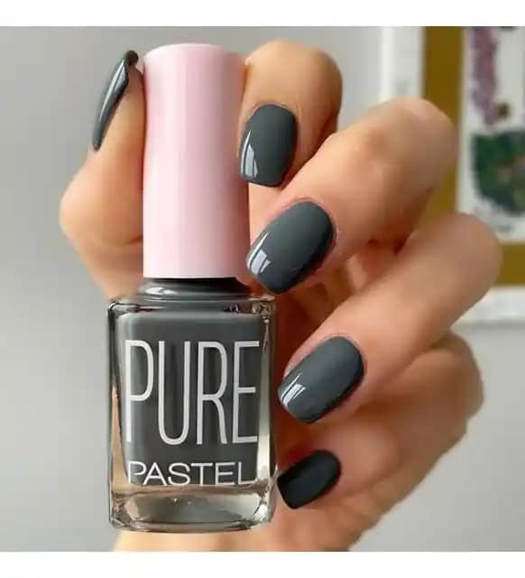 Koyu Oje Renkleriyle Şıklık ve Stil: Modern Trendler ve Uygulama İpuçları