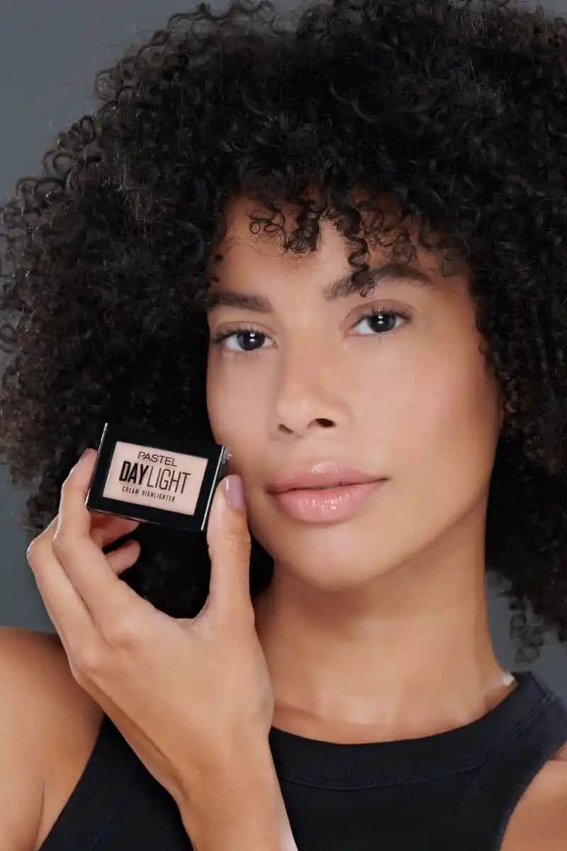 Krem Highlighter ile Doğal Parlaklık ve Işıltılı Cilt Görünümü Nasıl Elde Edilir