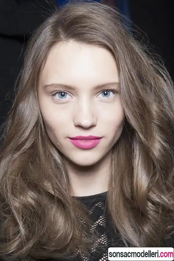 Küllü Kahverengi Saç Rengi: Doğal ve Modern Görünüm İçin En İyi Seçenekler