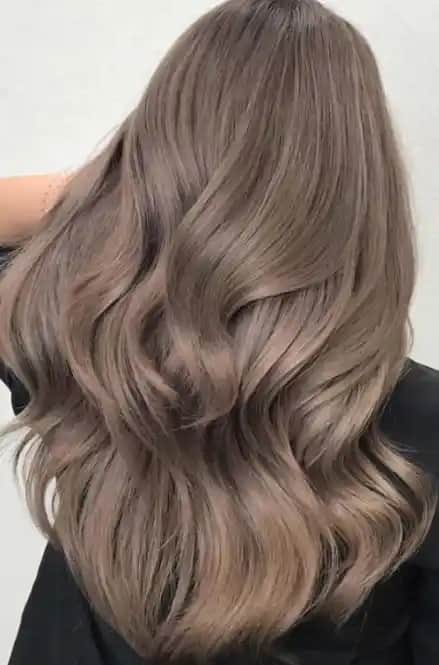 Küllü Kumral Saç Rengi: Doğallık ve Şıklığın Modern Buluşması