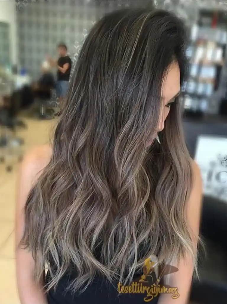Küllü Kumral Saç Rengi Modelleri ve Trendleri: Doğal ve Şık Bir Seçenek