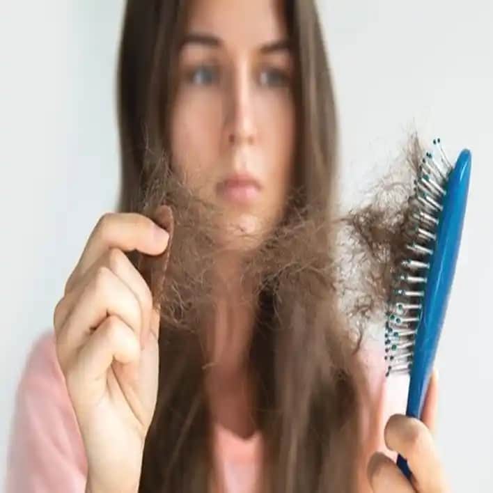 Kadınlarda Saç Dökülmesi Nedenleri ve Etkili Çözüm Yolları Rehberi