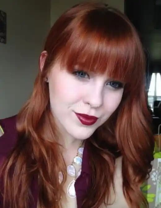 Koyu Bakır Rengi: Kozmetik ve Kişisel Bakımda Kullanım ve Stil İpuçları