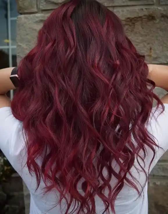 Koyu Kızıl Şarap Kızılı Saç Rengi: Derin ve Sıcak Tonlarla Şıklık ve Doğallık