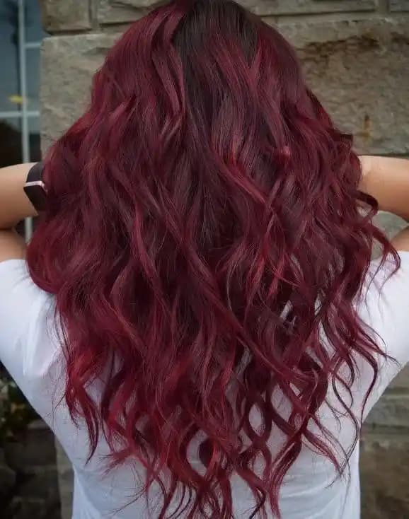 2025'te Koyu Şarap Kızılı Saç Rengiyle Tarzınızı Baştan Yaratın