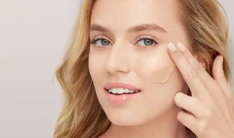 2025'te Güzellik Rutininizi Değiştirecek Makyaj Bazı ve Güneş Kremi Sıralaması