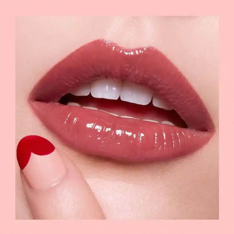 Parlak Rujlar ve Dudak Makyajında Kullanım İpuçları ve Trendler