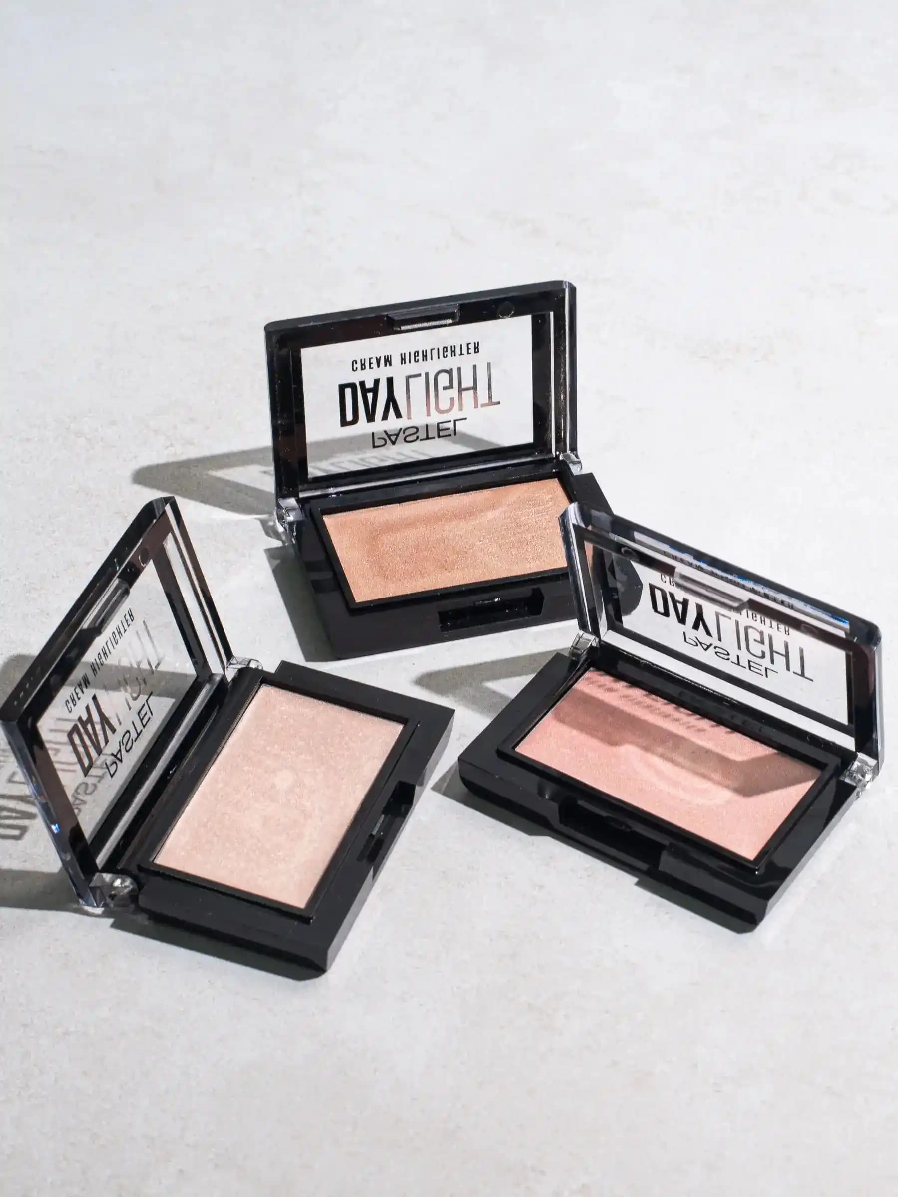 Pastel Günlük Krem ve Highlighter Ürünleri ile Doğal ve Parlak Görünüm Elde Etme Rehberi