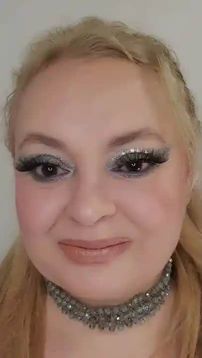 Pullu Göz Makyajı Nasıl Yapılır ve Gözlere Çekicilik Katmanın Yolları