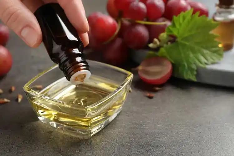 Saç Köklerini Güçlendiren Doğal Yağlar ve Saç Sağlığını Destekleme Yöntemleri