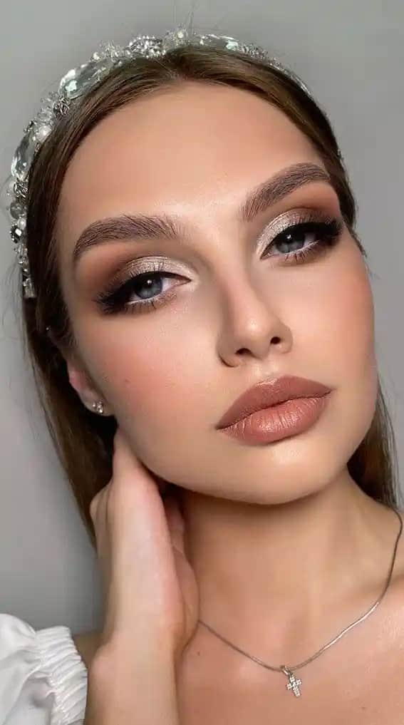 Doğal ve Soft Makyaj Rehberi: Günlük Şıklık ve Doğal Güzelliğin Sırları