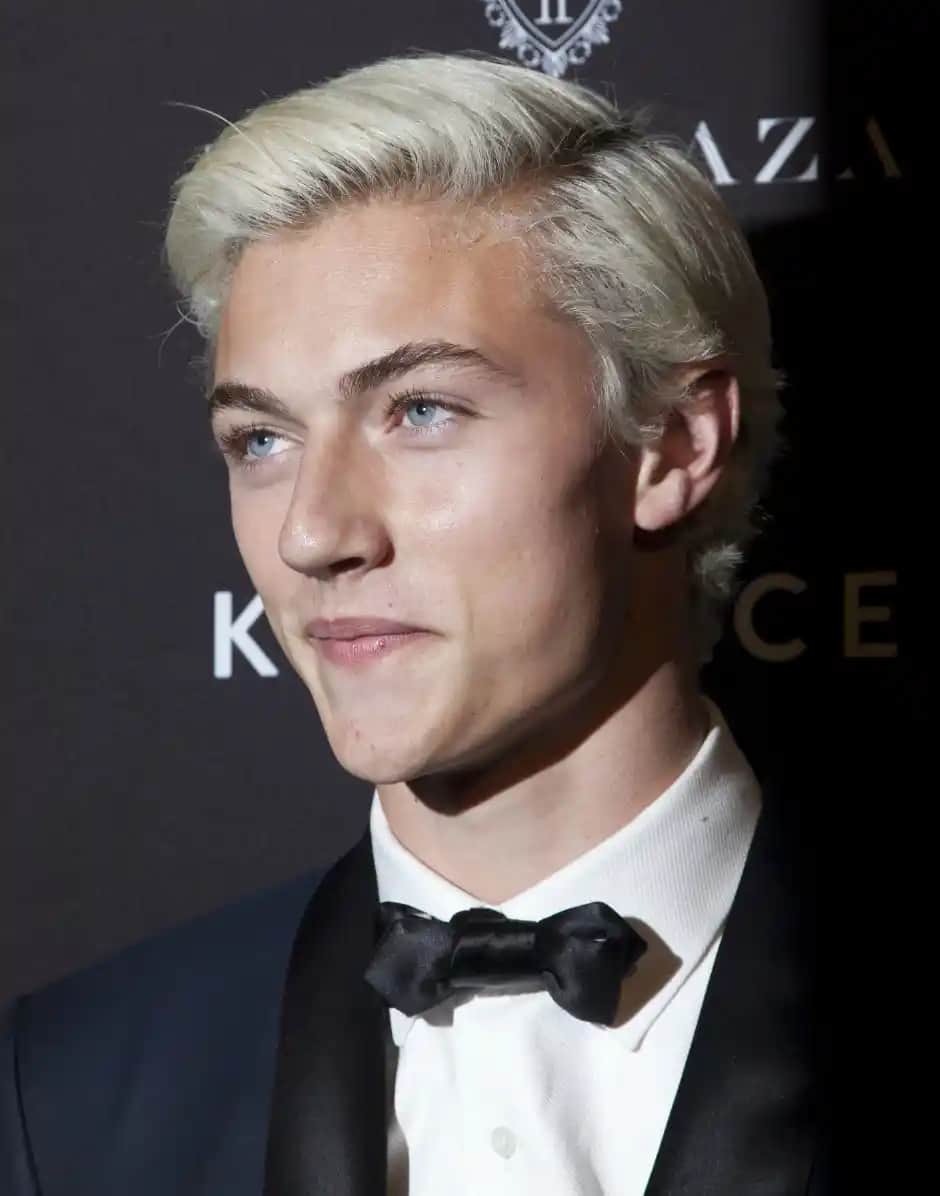 Erkekler İçin Platin Saç Rengi: Moda ve Bakım İpuçlarıyla Cesur Bir Stil Yaratın