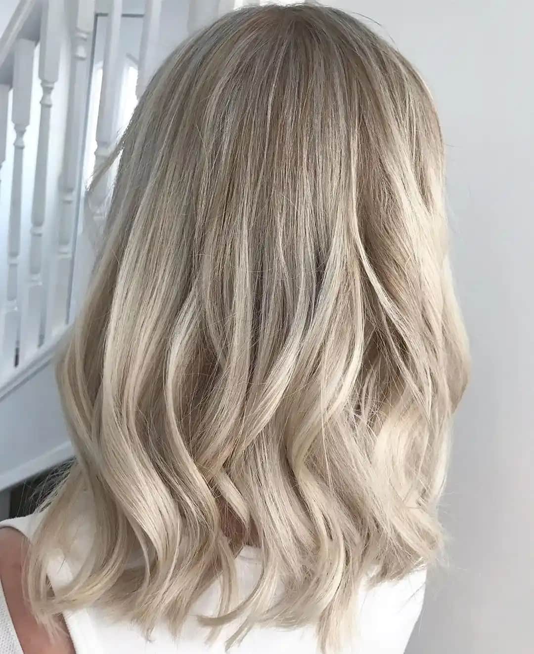 Küllü Sarı ve Platin Röfle Modelleriyle Modern Saç Trendlerini Keşfedin