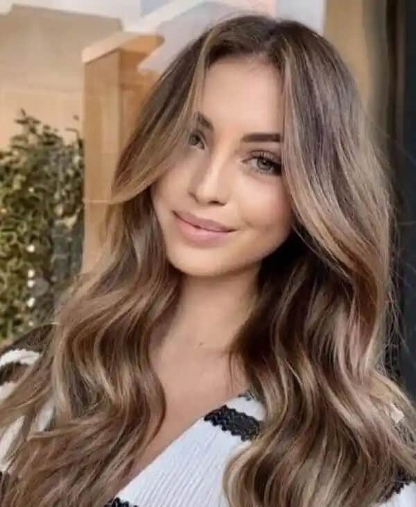 Kumral Saç Renkleri: Doğal Güzelliğin Simgesi ve En Popüler Tonlar