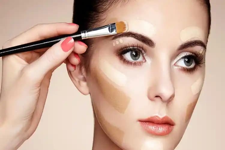 Likit Fondöten Nedir? Makyajda Kullanım Avantajları ve Doğru Uygulama Yöntemleri