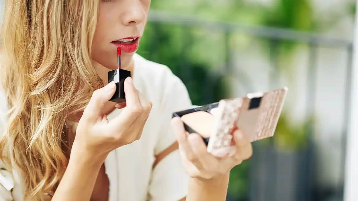 Likıt Ruj Nasıl Mükemmel Şekilde Sürülür Detaylı Rehber