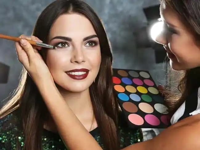 Makyaj Püf Noktalarıyla Doğal ve Göz Alıcı Bir Görünüm Elde Etme Rehberi