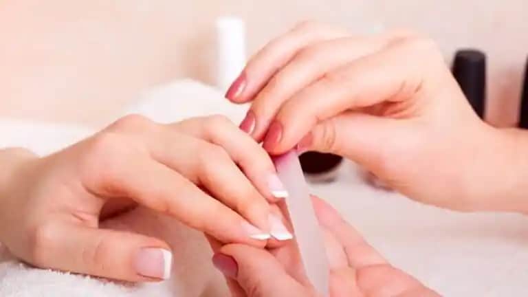 Manikür Nedir ve El Tırnak Bakımında Doğru Uygulama Yöntemleri