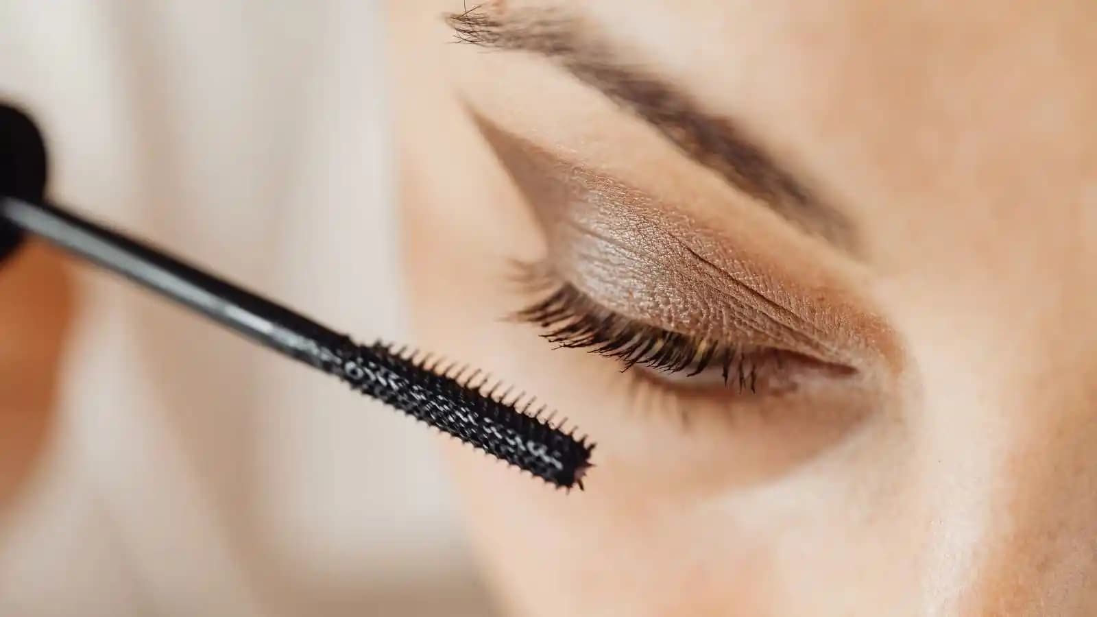 Maskara Nedir ve Göz Makyajında Nasıl Kullanılır Detaylı Rehber