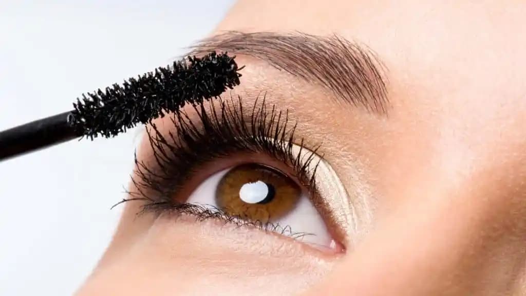 Maskara Sürme Rehberi: Doğru Tekniklerle Mükemmel Kirpikler Elde Edin