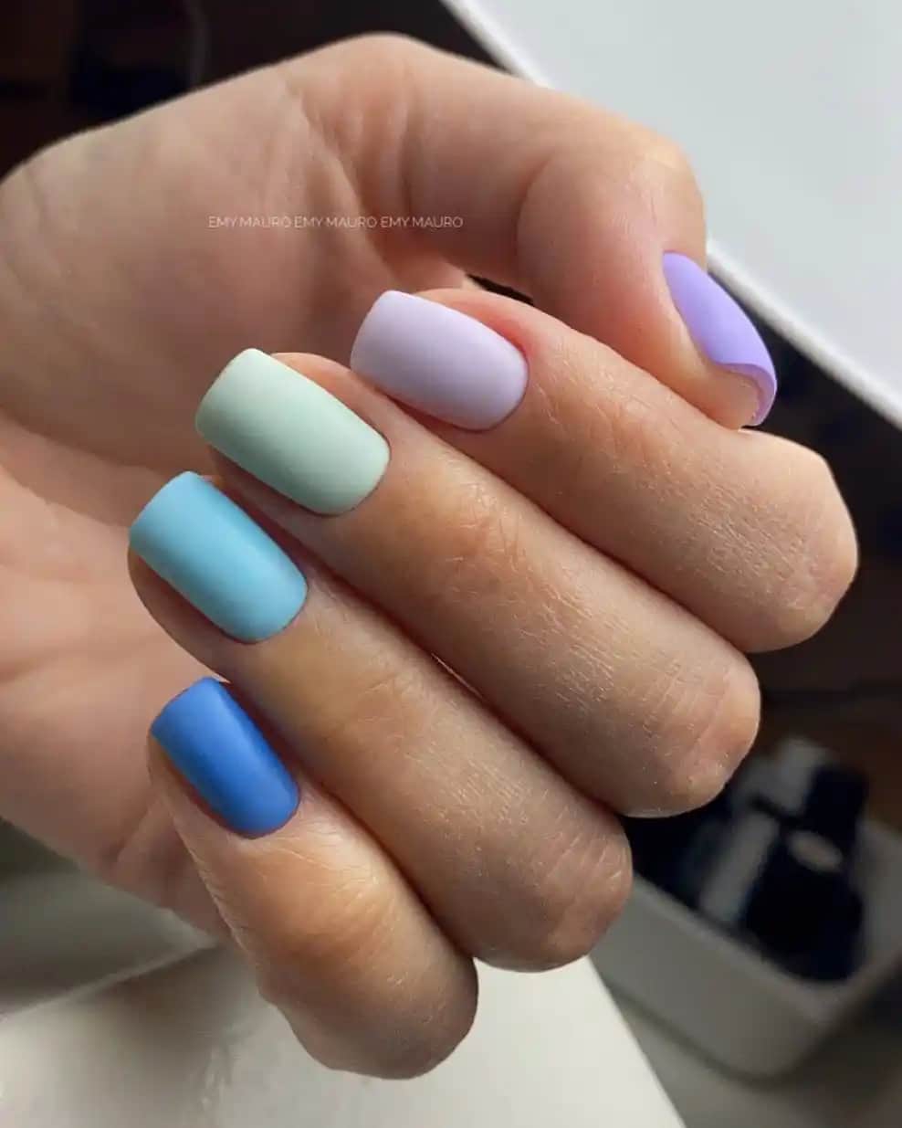 Mavi Kalıcı Oje Çeşitleri ve Trendlerle Uzun Süre Dayanan Şıklık