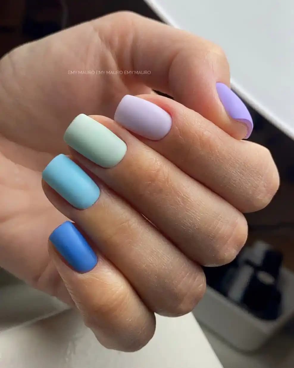 Mavi Kalıcı Oje Çeşitleri ve Trendlerle Uzun Süre Dayanan Şıklık