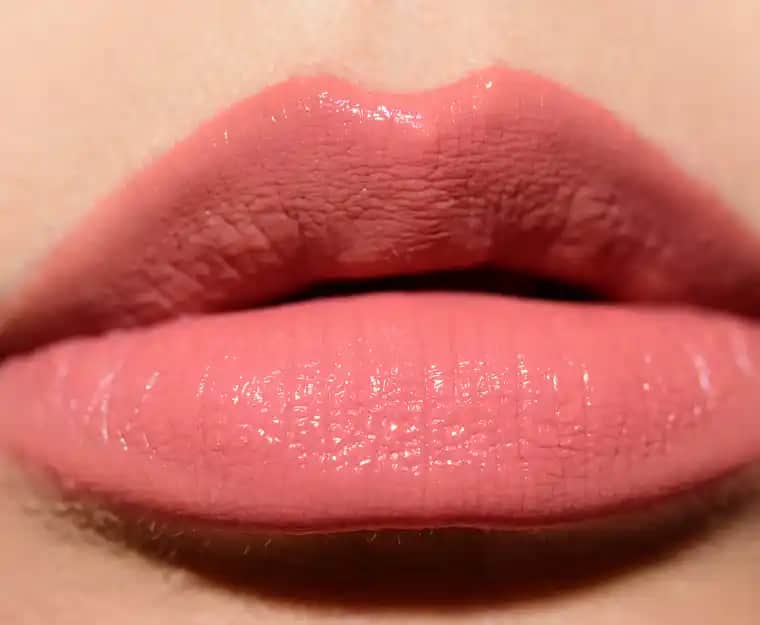 Maybelline Peachy Rengi Dudaklar İçin Doğal ve Uzun Süre Dayanan Makyaj Seçeneği