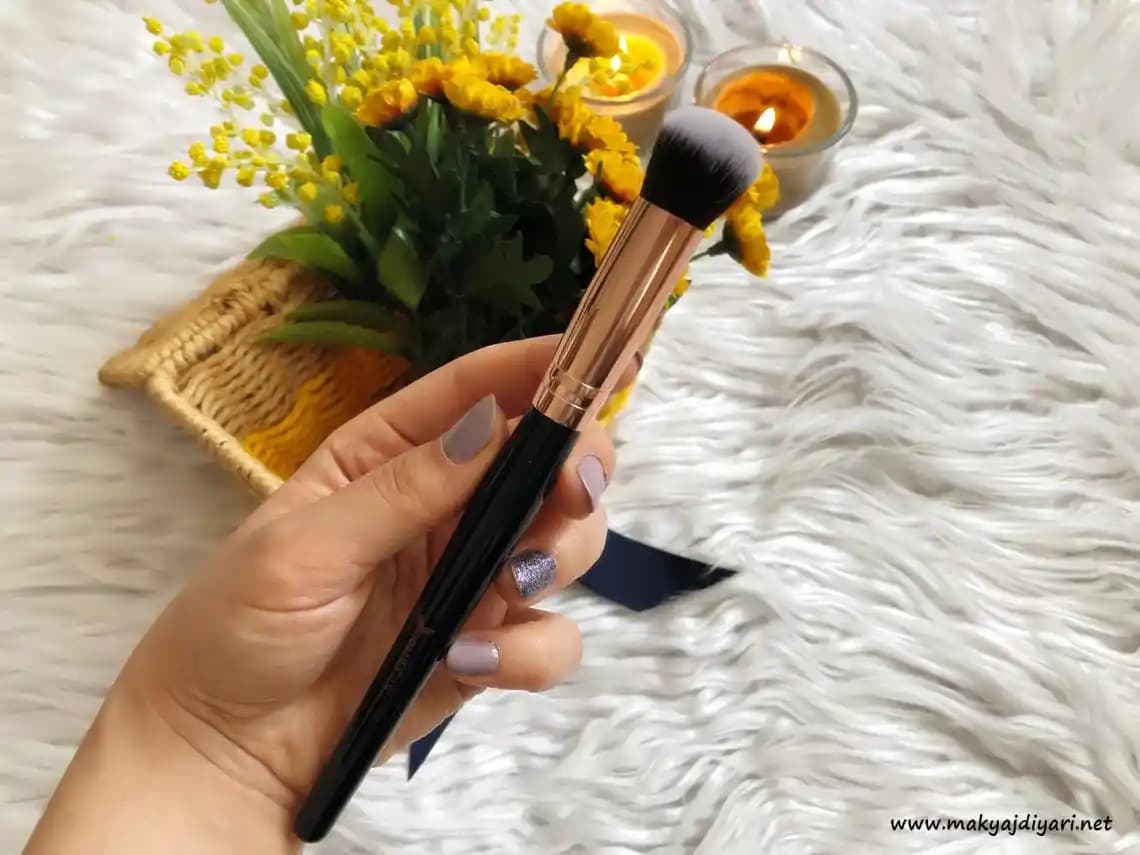 Nascita kapatıcı fırçası: Kusursuz makyaj ve doğal görünüm için ideal araç