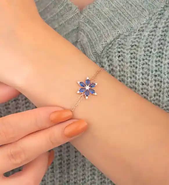 Nergis Çiçeği Motifli Bileklikler: Zarif ve Anlamlı Takı Seçenekleri