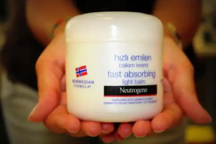 Neutrogena Yüz Kremleri: Kullanım, Faydalar ve Doğru Uygulama Yöntemleri