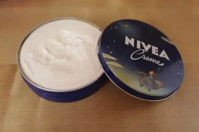 Nivea Mavi Kutu Krem: Yoğun Nemlendirme ve Çok Yönlü Kullanım Özellikleri