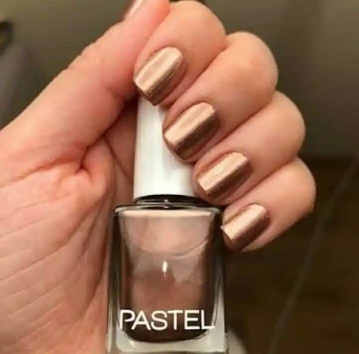 Pastel 225: Kozmetik ve Sanat Dünyasında Renklerin Zarif Kullanımı