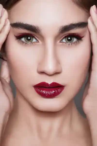 Pastel Bordo Eyeliner ile Modern ve Şık Göz Makyajı Trendleri 2023