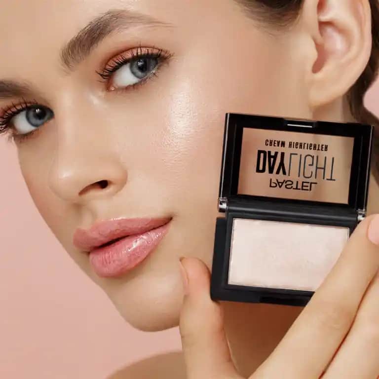 Pastel Daylight Highlighter: Doğal Işıltı ve Parlaklık Sağlayan Kozmetik Ürünü