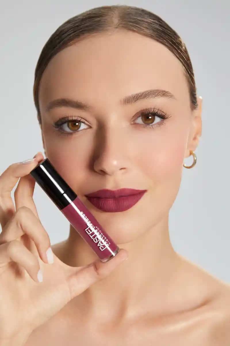 Pastel Daylong Ruj ile Gün Boyu Kalıcı ve Şık Dudaklar İçin En İyi Seçenekler