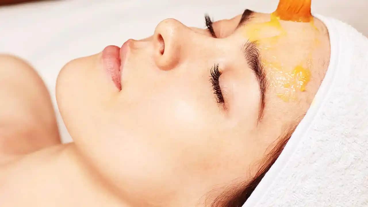 Peeling Nedir Ne İşe Yarar Cilt Yenileme ve Bakım Yöntemleri Hakkında Detaylı Bilgi