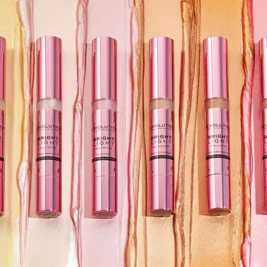 Revolution Bright Light Highlighter: Doğal Parlaklık ve Yüksek Kalite Makyaj Aydınlatıcısı