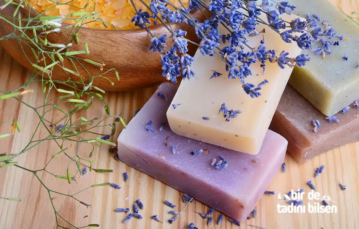 Sabun Çeşitleri ve Kozmetik Dünyasındaki Yeri: Doğal ve Kullanışlı Seçenekler