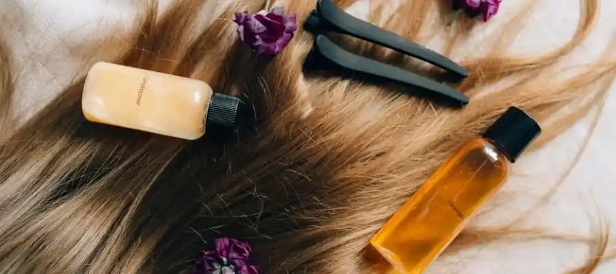 Saç Bakım Yağları Kullanımı Rehberi: Doğru Uygulama Yöntemleri ve İpuçları
