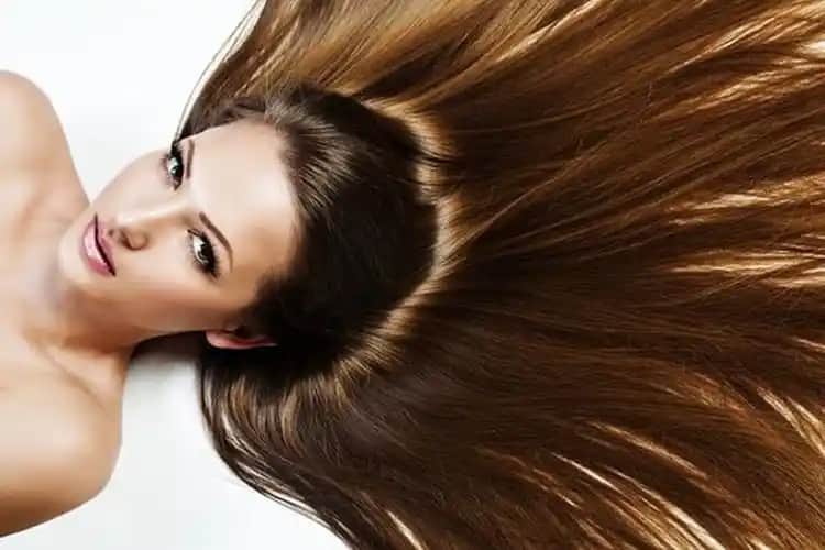 Saç Parlaklığını Artıran En Etkili Doğal ve Kimyasal Bakım Yöntemleri