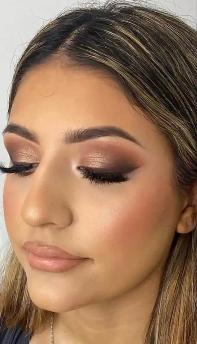 Sade ve Şık Makyaj Rehberi: Doğal Güzelliği Vurgulayan İpuçları ve Teknikler