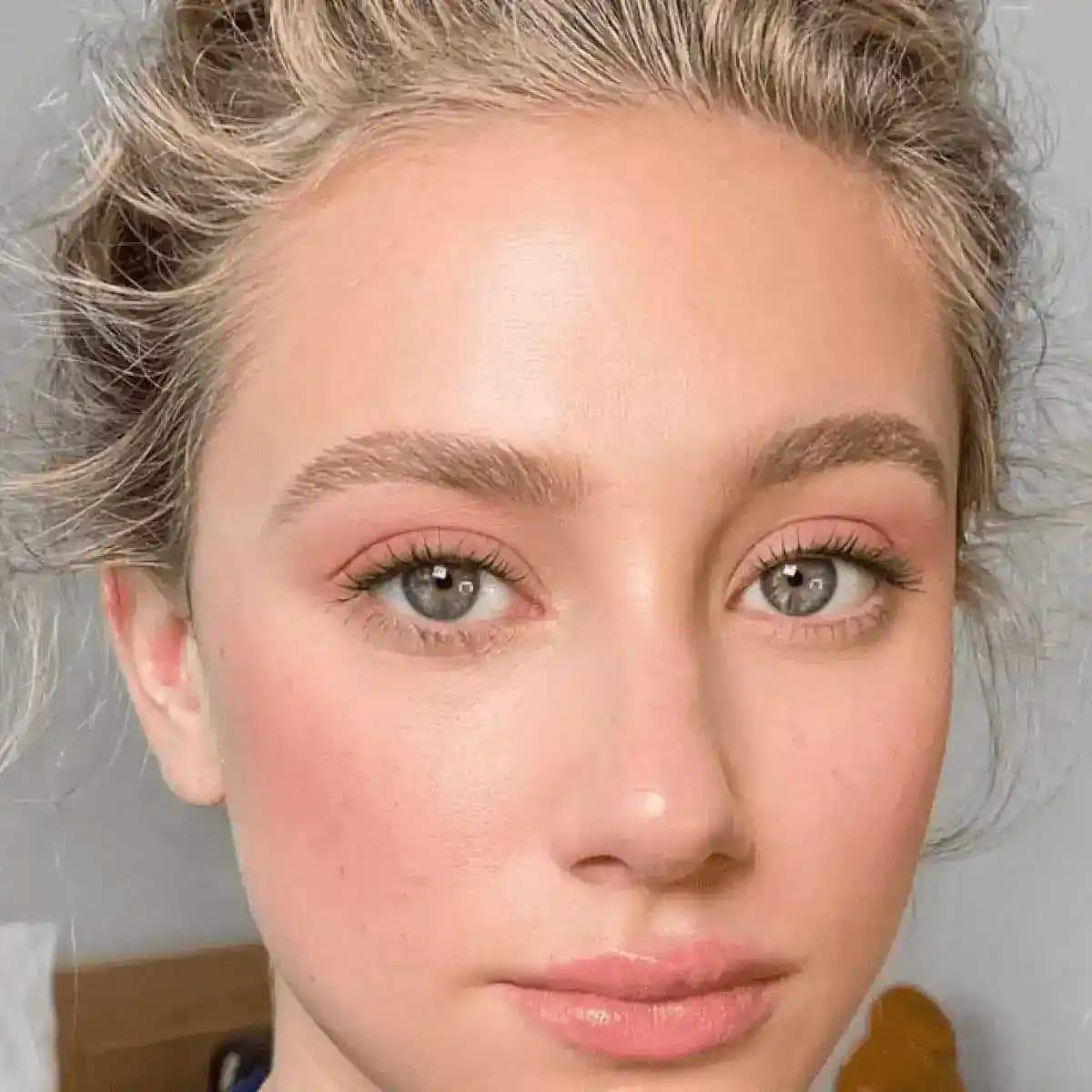 Şeftali Rengi Far ile Doğal Güzellik ve Zarafeti Yansıtan Makyaj Trendleri