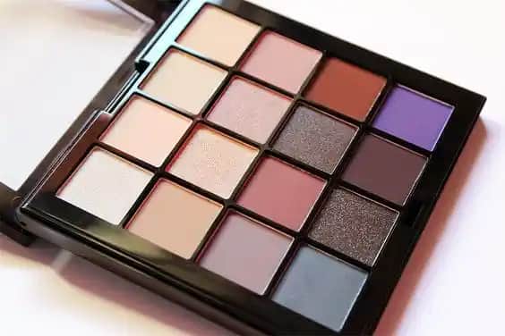 Şeftali Tonlarında Far Paletleri ile Doğal ve Şık Göz Makyajı Rehberi