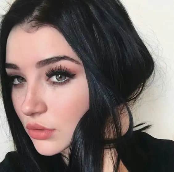 Siyah Saç Rengi: Zamansız ve Çok Yönlü Bir Seçenekle Stilinizi Yükseltin