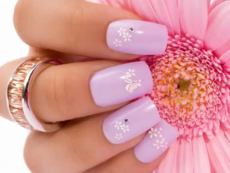 Sağlıklı ve Güçlü Tırnaklar İçin En İyi Tırnak Uzatan ve Güçlendiren Oje Seçenekleri